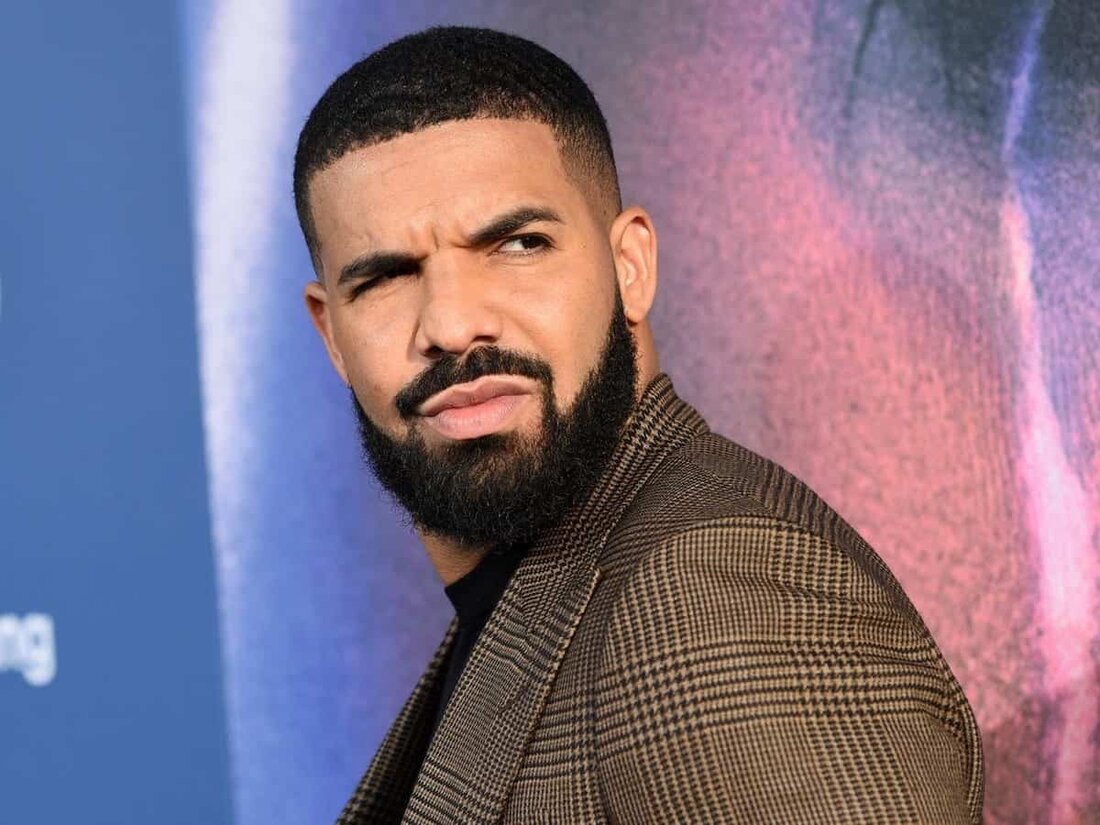 Der beliebte kanadische Rapper – Aubrey Drake Graham (besser bekannt als Drake) – gewann Bitcoin im Wert von 1.262.000 $, nachdem die Kansas City Chiefs beim Super Bowl LVII siegreich hervorgingen und Patrick Mahomes einen Touchdown erzielte. Seine letztjährige Wette war ebenfalls erfolgreich und brachte ihm einen Gewinn von 300.000 $ in BTC ein. Super Bowl ist immun gegen „Drakes Fluch“ Der Sänger versuchte sein Glück beim diesjährigen Super Bowl Wetten auf zahlreichen Veranstaltungen. Er setzte Bitcoin im Wert von 700.000 $ auf die Kansas City Chiefs, um das Match zu gewinnen, für das er 777.000 $ in BTC gewann. …