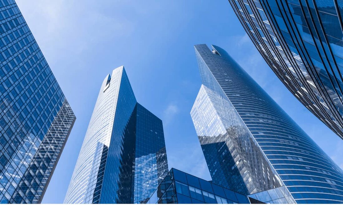 Nach dem Zusammenbruch der Silvergate Bank – einer der beiden wichtigsten Banken, die Finanzdienstleistungen für Kryptoplattformen erbringen – begannen ehemalige Kunden, zum Konkurrenten Signature zu wechseln, nur damit letzterer von den US-Behörden unter Berufung auf erhebliche Liquiditätsprobleme beschlagnahmt wurde. Signifikantes Krypto-Exposure Angesichts des mangelnden Vertrauens der Öffentlichkeit in den Bankensektor entschieden die US-Behörden am Wochenende, die Signature Bank unter Zwangsverwaltung zu stellen, und informierten ihre Führung nur wenige Stunden vor der öffentlichen Ankündigung. Die Bank war hauptsächlich in Krypto investiert, wobei über ein Viertel aller Einlagen aus der Branche stammten. Die Nachricht versetzte vielen Hauptstützen der Kryptoindustrie einen Schlag, indem &hellip;