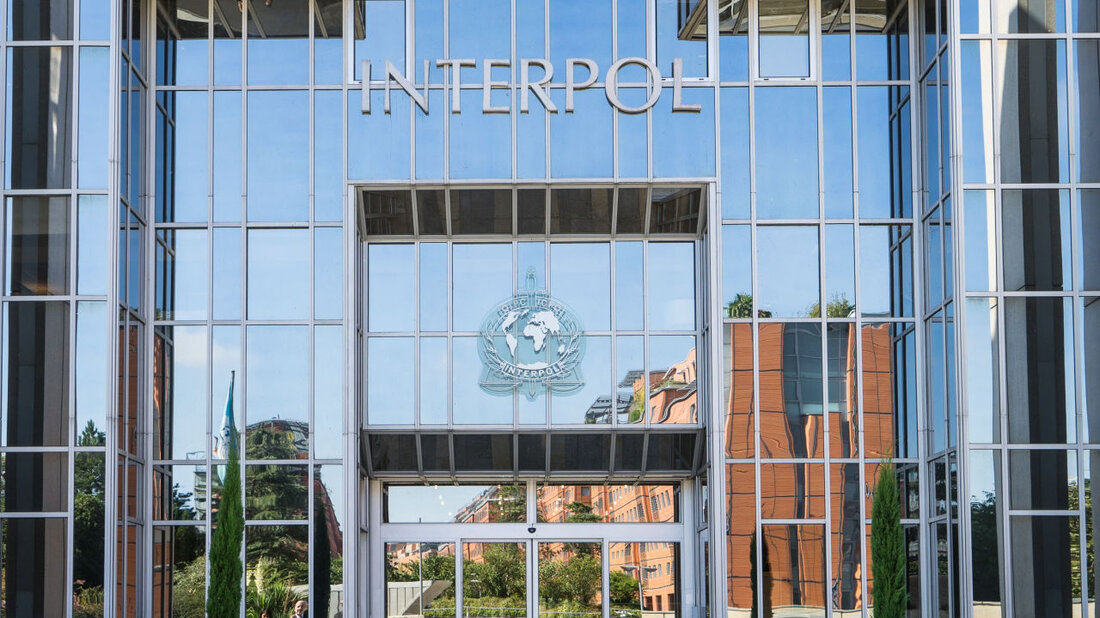 Die Internationale Kriminalpolizeiliche Organisation Interpol arbeitet daran, wie man das Metaversum überwachen kann, eine digitale Welt, die als Alternative zur realen Welt projiziert wird. Interpol-Generalsekretär Jürgen Stock glaubt, dass die Organisation für diese Aufgabe bereit sein muss, um nicht vom Metaversum und der damit verbundenen Technologie abgehängt zu werden. Interpol bereitet sich auf die Überwachung der Metaverse vor Polizeiorganisationen stehen vor Schwierigkeiten bei der Annahme bestimmter Richtlinien zur Durchsetzung des Gesetzes im Metaverse. Jürgen Stock, der Generalsekretär der Internationalen Kriminalpolizeilichen Organisation Interpol, glaubt jedoch, dass die Organisation bereit sein muss, gegen Verbrechen vorzugehen, die in der digitalen Welt geschehen. Die &hellip;