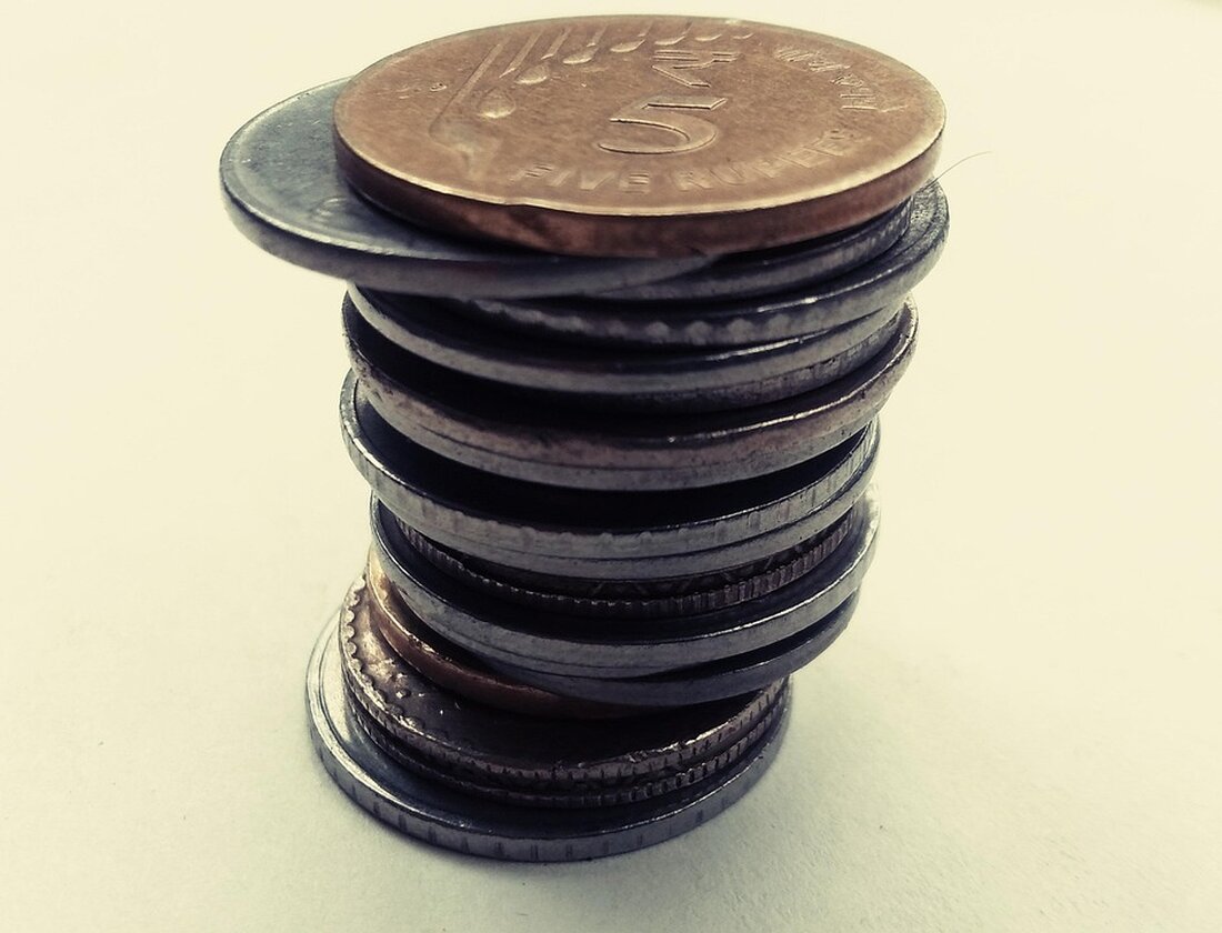 Kontroverser Investitionsvorschlag des Arbitrum DAO Growth Management Committee Das Arbitrum DAO Growth Management Committee (GMC) hat einen umstrittenen Vorschlag zur Investition von 7.500 ETH in drei nicht-native DeFi-Protokolle: Lido, Aave und Fluid, vorgelegt. Diese Entscheidung stößt innerhalb der Arbitrum-Community auf Kritik, da viele Mitglieder mehr Unterstützung für native Arbitrum-Projekte fordern. Investitionsdetails Der GMC plant, 5.000 ETH in das Liquid Staking-Protokoll Lido zu investieren, um wstETH (gestaktes ETH) zu erwerben. Dieses vermutete wstETH soll anschließend in Aave V3 auf Arbitrum hinterlegt werden, was eine jährliche Rendite von etwa 4,54 % ermöglichen könnte. Die verbleibenden 2.500 ETH sind für Investitionen in das …