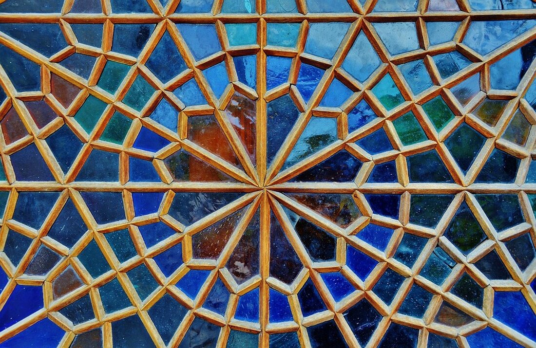 Das DeFi-Wachstum hat in den letzten Jahren eine starke Dynamik entwickelt. Immer mehr Nutzer:innen entdecken die Vorteile und Möglichkeiten des dezentralen Finanzsystems. Insbesondere Ethereum (ETH) und Solana (SOL) gelten als führende Blockchains in dieser Branche. Doch aktuelle Daten zeigen, dass Polygon (MATIC) in Bezug auf die täglichen Nutzer:innen die beiden Konkurrenten übertrifft. Polygon, ehemals bekannt als Matic Network, ist eine Skalierungslösung für Ethereum. Es ermöglicht die nahtlose Interaktion zwischen verschiedenen Blockchains und bietet eine einfachere und kostengünstigere Möglichkeit, DeFi-Anwendungen zu nutzen. Dadurch erfreut sich Polygon einer wachsenden Beliebtheit unter den Nutzer:innen. Laut den neuesten Statistiken übertrifft Polygon Ethereum und Solana …