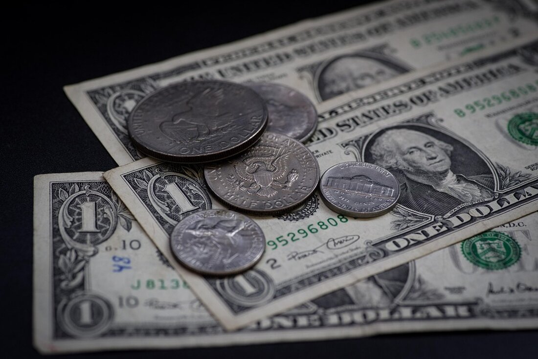 Ripple und der Fall gegen die SEC: Ein Wendepunkt in der Kryptowährungsbranche Nach über vier Jahren intensiven Rechtsstreits hat die U.S. Securities and Exchange Commission (SEC) beschlossen, ihr Verfahren gegen Ripple Labs einzustellen. Diese Entscheidung wurde von Brad Garlinghouse, dem CEO von Ripple, über das soziale Netzwerk X bekannt gegeben. Garlinghouse äußerte sich erfreut und bezeichnete diesen Moment als den lange erwarteten Wendepunkt für das Unternehmen. Die Auseinandersetzung zwischen Ripple und der SEC drehte sich hauptsächlich um die rechtliche Einstufung von XRP, dem nativen Token von Ripple. Die SEC hatte behauptet, dass XRP als Wertpapier betrachtet werden sollte und daher …