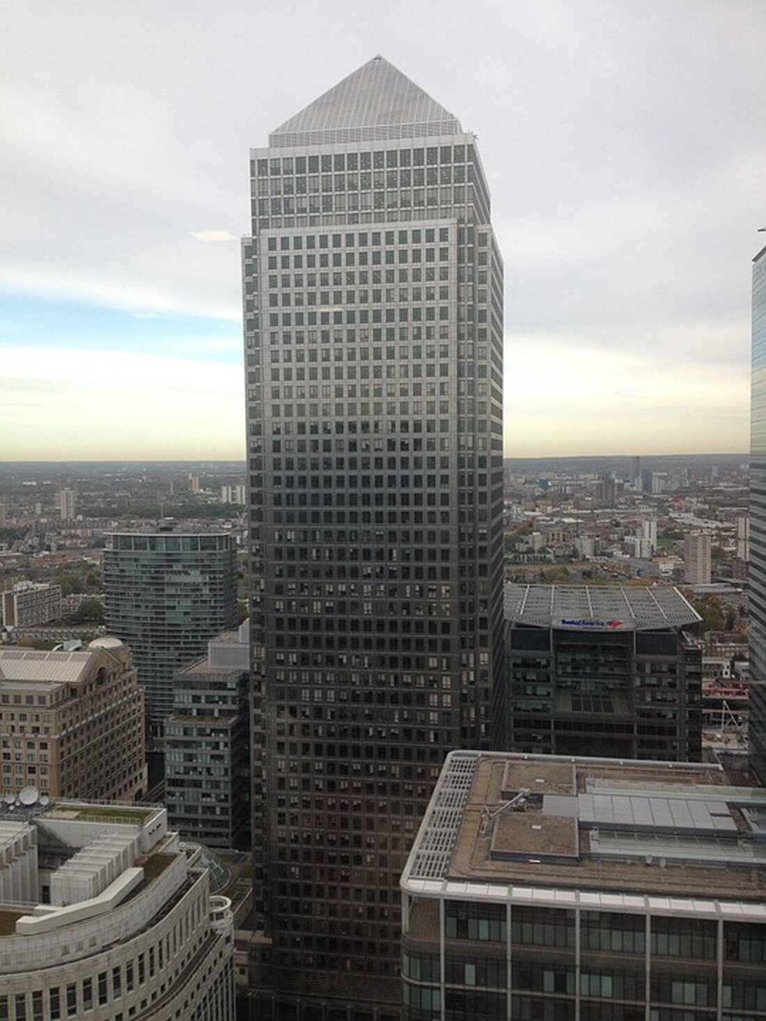 Tether: Vom Stablecoin zum bedeutenden Finanzakteur Tether, der Emittent des USDT-Stablecoins, hat 2024 eine bemerkenswerte Entwicklung durchgemacht. Mit einem Gesamtwert von 33,1 Milliarden Dollar an US-Staatsanleihen wurde Tether zum siebtgrößten Käufer in diesem Bereich. Dies entspricht ungefähr dem Volumen, das Länder wie Südkorea und Deutschland halten. Die Überholung von Taiwan und Kanada unterstreicht Tethers zunehmenden Einfluss in der internationalen Finanzlandschaft, was bemerkenswert für ein Unternehmen aus der Kryptowährungsbranche ist. Tethers Expansion in das Bitcoin-Mining Neben dem signifikanten Engagement in US-Staatsanleihen hat Tether sein Geschäftsfeld auch auf das Bitcoin-Mining ausgeweitet. Derzeit besitzt Tether 21,4 % von Bitdeer, was 31.891.689 Aktien der …