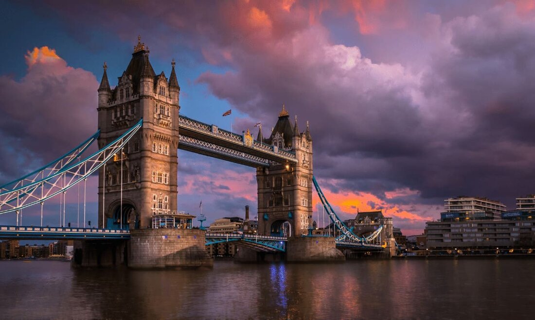 Kryptofirmen im Vereinigten Königreich kämpfen darum, Bankdienstleistungen zu erhalten, Bloomberg gemeldet Sonntag unter Berufung auf mehrere Quellen. Lokale Krypto-Führungskräfte äußerten sich frustriert über abgelehnte Anträge, eingefrorene Bankkonten und überwältigenden Papierkram. Die Situation wurde durch den Weggang der in den USA ansässigen Kreditgeber Silvergate Capital, Signature Bank und Silicon Valley Banks verschärft. Bankbeschränkungen behindern Kryptofirmen in Großbritannien Dem Bericht zufolge ist das Bankenproblem im Vereinigten Königreich so schlimm geworden, dass einige Unternehmen Beschwerden bei der Regierung eingereicht haben. Trotz der Bemühungen von Premierminister Rishi Sunak, Großbritannien als Drehscheibe für digitale Assets zu etablieren, arbeiten lokale Banken diesem Ziel entgegen. Edouard Daunizeau, …