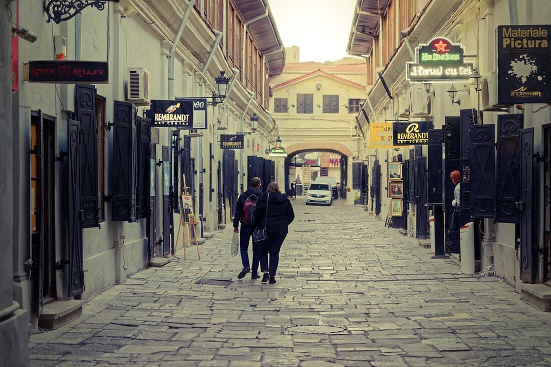 US-Aktienindizes starten Woche mit Rückgang Zu Beginn dieser Woche erlebten die vier wichtigsten US-Aktienindizes einen signifikanten Rückgang und bewegten sich gemeinsam in Richtung niedrigerer Kurse. Diese Entwicklung könnte auf verschiedene Faktoren zurückzuführen sein, die die Marktdynamik beeinflussen. Ein solcher Rückgang könnte auf Anzeichen wirtschaftlicher Unsicherheit, Unternehmensnachrichten oder geopolitische Spannungen hindeuten, die Investoren verunsichern und zu Verkaufsdruck führen. Es ist entscheidend, die Bewegungen der Indizes im Kontext der aktuellen finanziellen und wirtschaftlichen Lage zu betrachten, um potenzielle Risiken und Chancen zu erkennen. Insgesamt zeigt der aktuelle Trend, dass Anleger vorsichtig sind und möglicherweise eine abwartende Haltung einnehmen, während sie die kommenden …