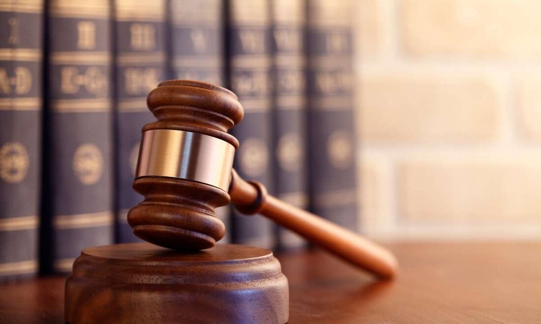 Berichten zufolge plant die Wertpapierkommission der Bahamas, den inländischen Regulierungsrahmen für Kryptowährungen nach dem Zusammenbruch von FTX, das seinen Sitz in dem Inselstaat hatte, zu stärken. Eine solche Änderung wird das Verbot von algorithmischen Stablecoins und Datenschutz-Token sein. Auf den Bahamas lebte auch Sam Bankman-Fried (SBF) – der ehemalige CEO von FTX – vor seiner Verhaftung. Er lebt derzeit im Haus seiner Eltern in Kalifornien und wartet auf einen Prozess, der feststellen wird, ob er sich des Betrugs schuldig gemacht hat. Mehr Betreuung nach dem Ausfall Der Absturz der einst führenden Kryptowährungsbörse FTX im November war eines der dunkelsten Ereignisse &hellip;